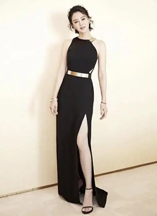 关悦气质越发高级穿白色阔腿连体裤凹造型扎低马尾大方又洋气