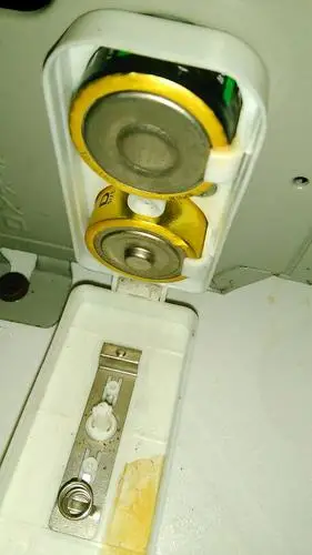 怎么换热水器的电池?电池怎么都下不下来!求助啊!