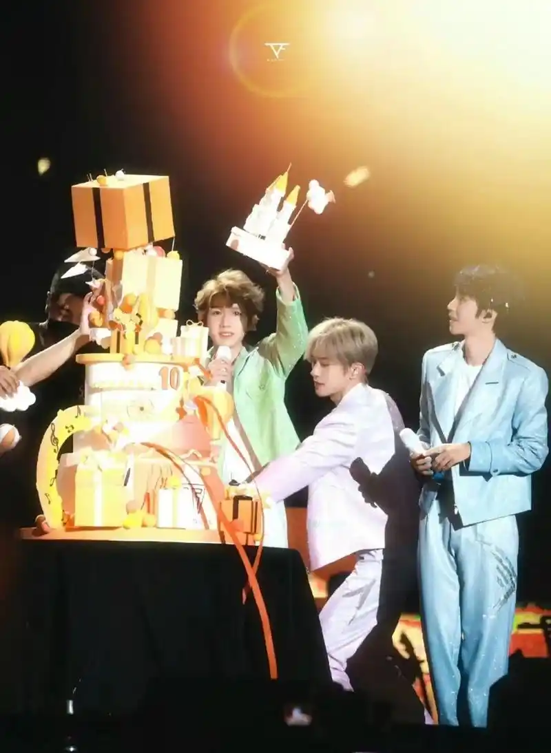 tfboys十周年蛋糕的细节图,这蛋糕还真挺像tfboys这个团的,都是要塌不