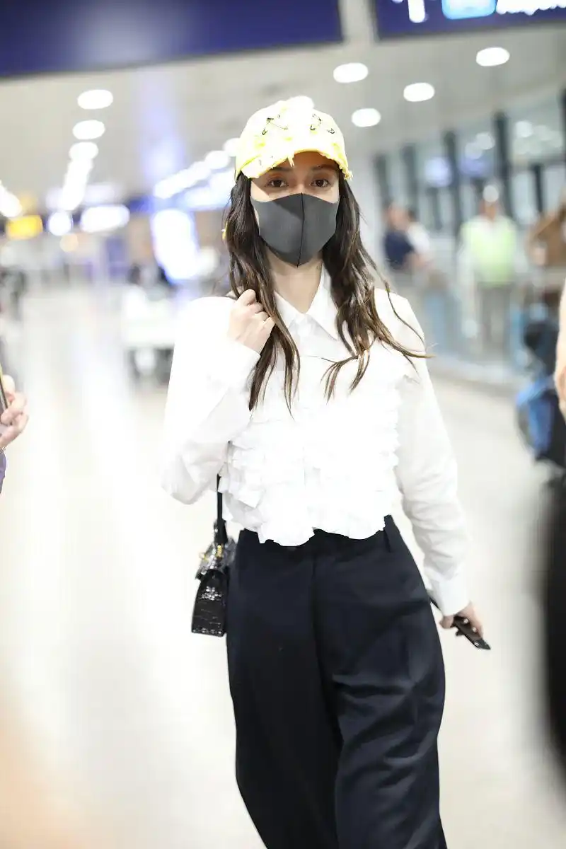 angelababy街拍:comme des garcons花边衬衫阔腿裤hermes迷你包 a飒