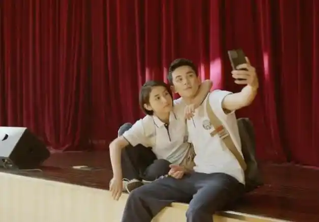 吴磊与张子枫官宣恋情甜蜜幸福引发热议网友纷纷送上祝福