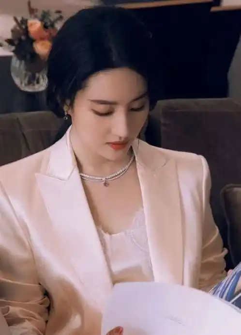 刘亦菲神仙姐姐不白叫婚纱造型优雅又惊艳好身材让人着迷