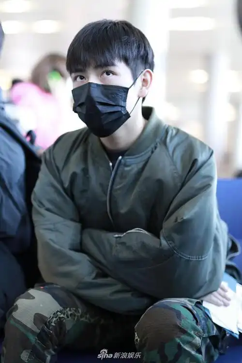 组图:陈飞宇口罩遮面低调现身 穿军绿色外套化身阳光运动少年_高清