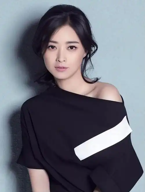 她与演员叶祖分手后,感情一直处于空窗状态,身边的朋友如刘涛都曾积极