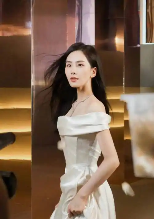 又被刘诗诗美到了,穿一身白色一字肩长裙,气质太出众_美得_造型_身材