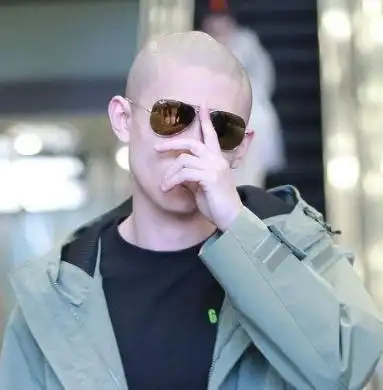 硬汉小生张一山光头造型现身行走的荷尔蒙够野