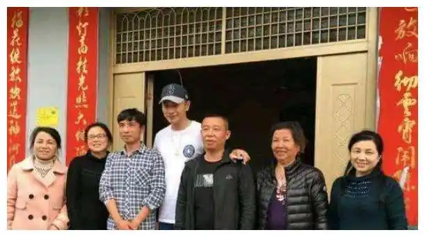 罗晋的嘴唇为什么是紫色看他的全家福就懂好担心下一代