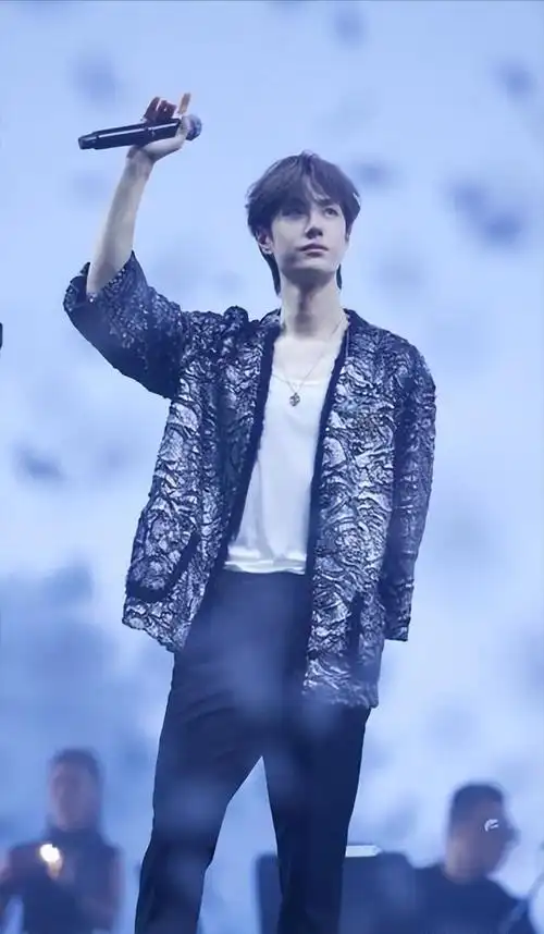 26岁王一博再次解锁新身份他的履历给内娱年轻男演员上了一课