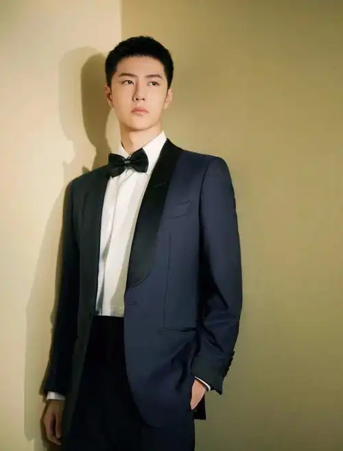 王一博壁纸啵啵最新造型来了寸头西装正气十足超帅气