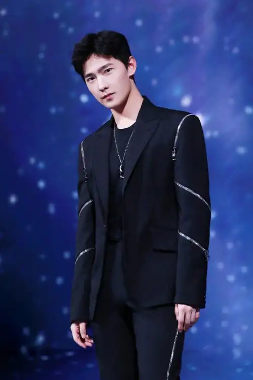 上游时尚杨洋穿拉链西服拍写真帅气有型