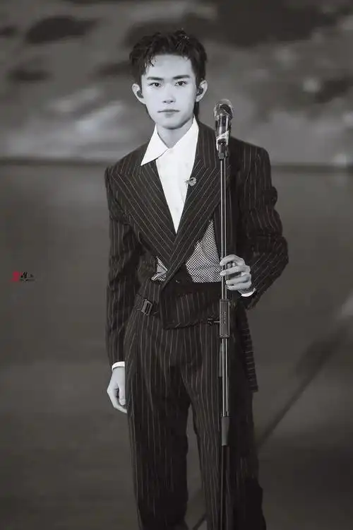 易烊千玺立麦造型合集 王者风范十足的拽酷少年