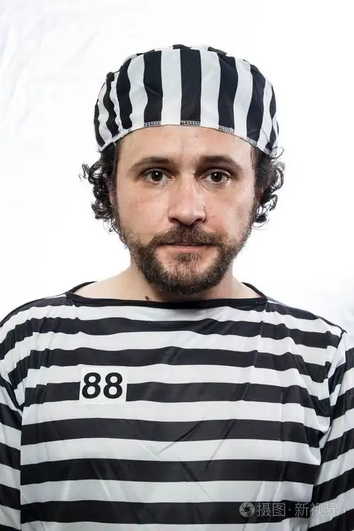 人囚犯在监狱服装照片-正版商用图片0ezwm6-摄图新视界