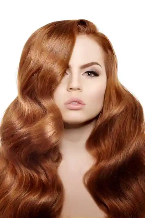 红色的长波浪卷曲发型的时装模特