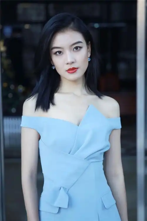 雅玫身着浅蓝西装明艳动人