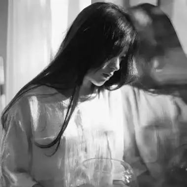 qq伤感黑白头像女生冷酷从未体验过被坚定选择