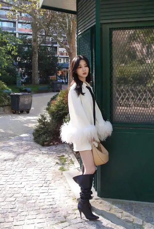 巴黎偶遇杨紫##杨紫白色衬衫裙造型