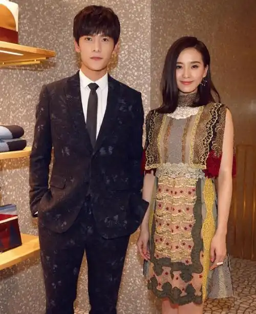 大家都不爱跟杨洋合照了,代价太大啊哈哈哈!