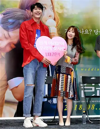 朴宝英台上花式搞怪圆脸嘟嘟笑开花,与金英光举小心心展身高差