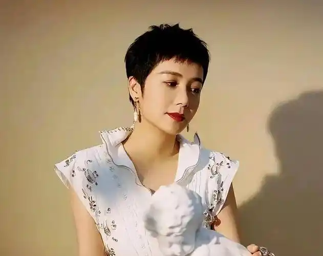 58岁蒋雯丽在英国被偶遇半隐退十分放松儿女双全不愧人生赢家