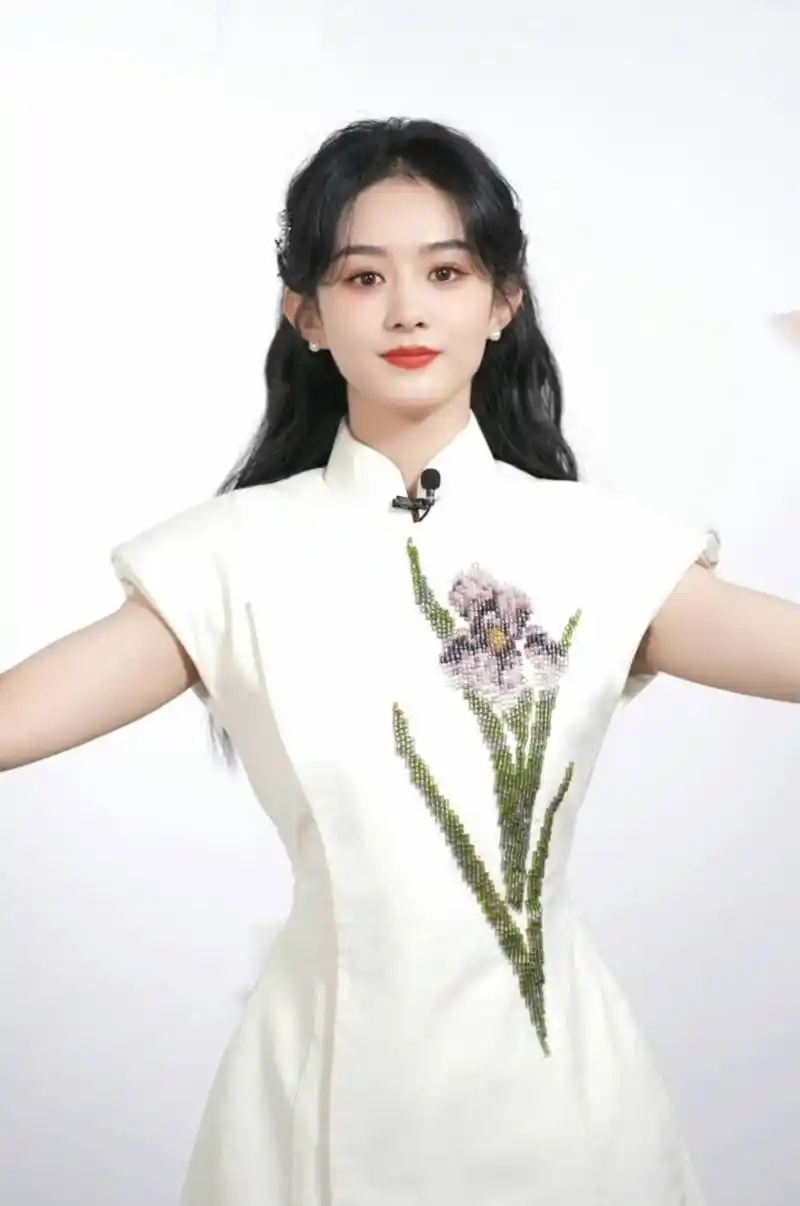 赵丽颖旗袍造型尽显温柔知性表演手势舞专注认真