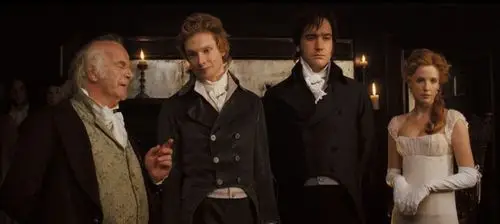 比如随宾格利拜访班纳特家,进门时偷瞟的小眼神对着的正是伊丽莎白的