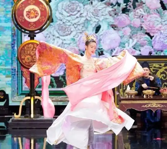 《十面埋伏》中跳的鼓舞,一颦一笑尽显专业功底,就连当时的节目评委