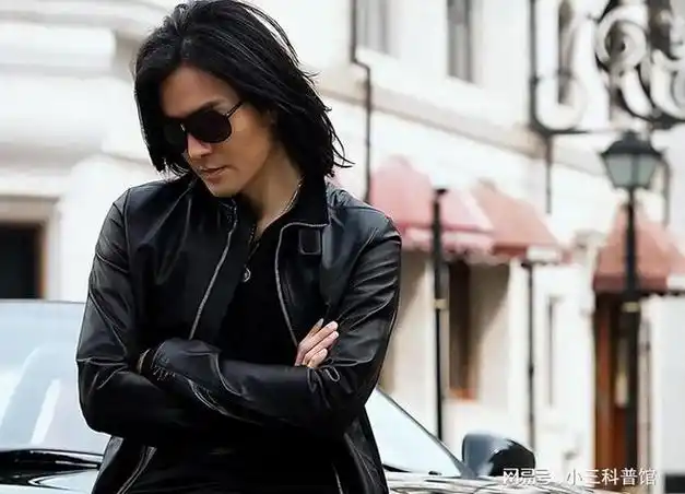 55岁郑伊健日本街头被偶遇,t恤起球严重,被疑和蒙嘉慧生活拮据