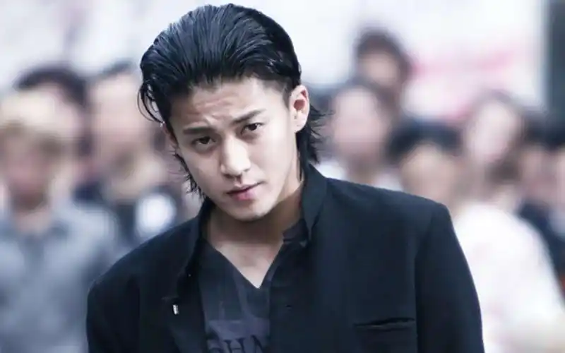 14年前《热血高校》,小栗旬痞帅背头,述说不凡残酷青春岁月_哔哩哔哩