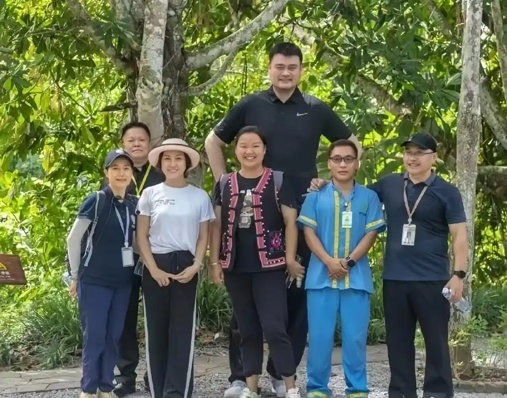 姚明带着一家五口现身云南植物园,姚明的女儿姚沁蕾的身高直逼1米9,13