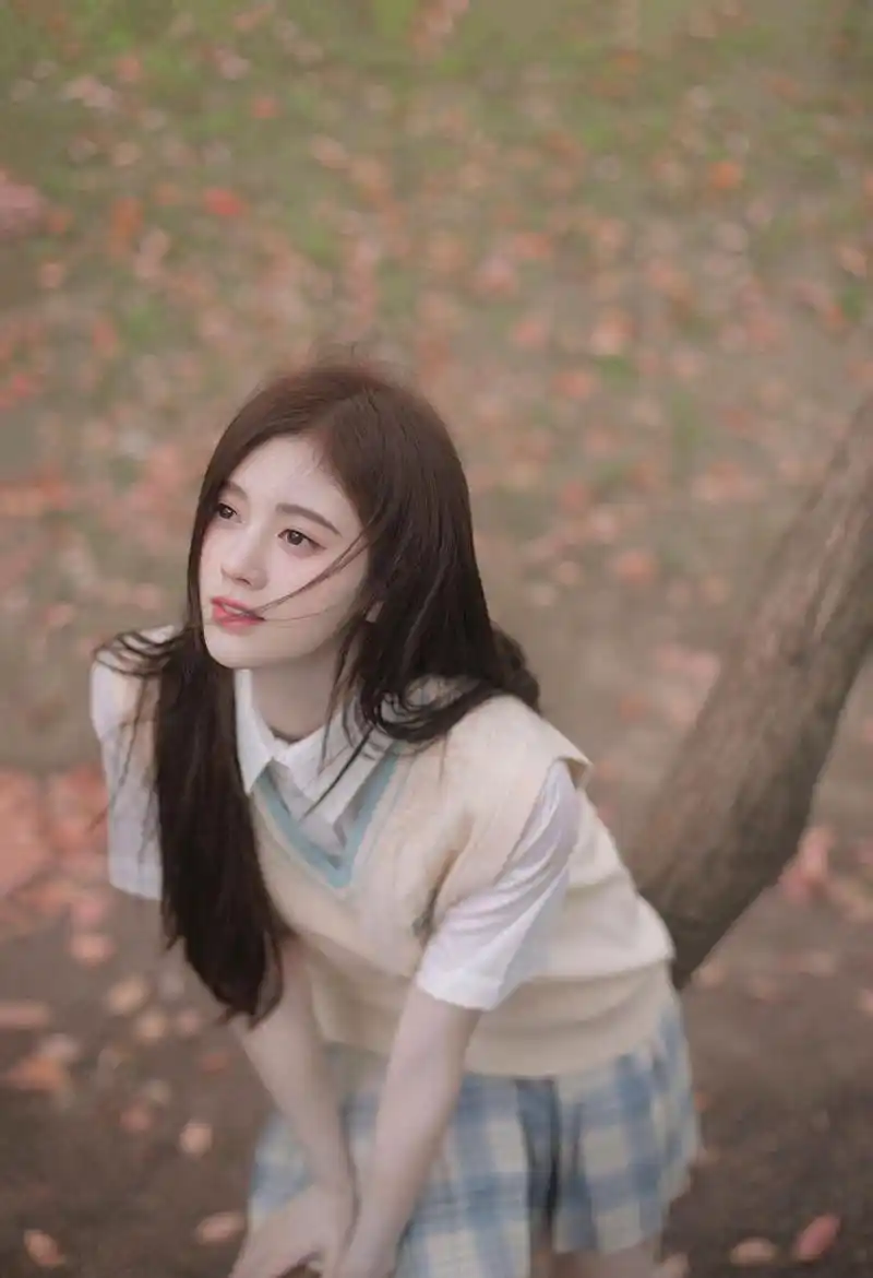 鞠婧祎一身学生装,青春靓丽,娇小可爱