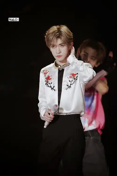 易烊千玺超话#tfboys十年之约演唱会##十周年蛋糕塌了#未来每一次