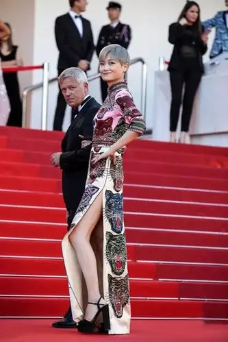 李宇春的旗袍穿搭是否走入你心?让中国风古典美走上时尚的舞台?