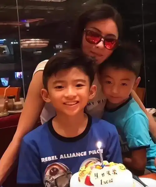 10月16日,张柏芝晒两个儿子照片|小q|记者|谢霆锋|lucas|双胞胎女儿