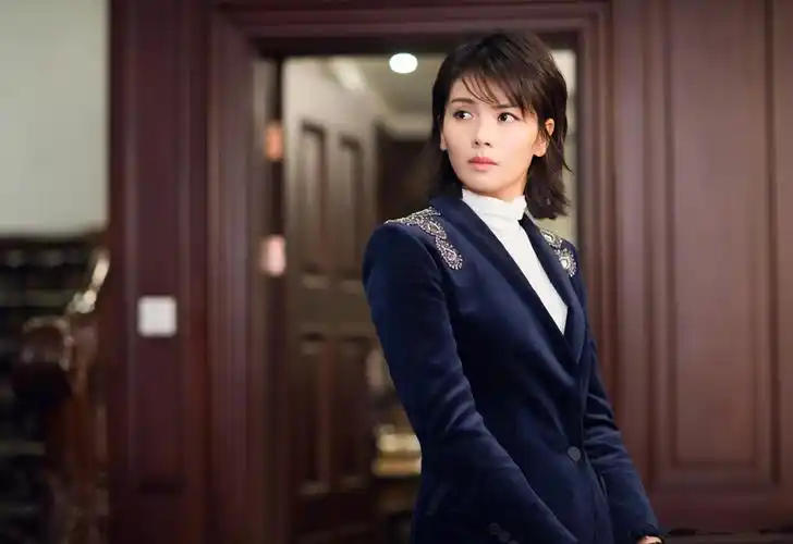 职场女强人回归短发刘涛穿衬衫裙踩恨天高仿佛让人看到了安迪