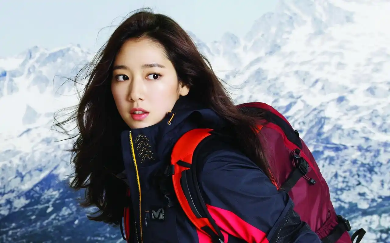 韩国新生代女星朴信惠动感写真桌面壁纸