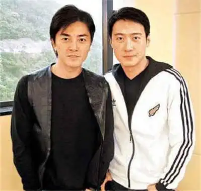 【图】在舞台上黎明身高vs郑伊健比身高 两人相觑而笑