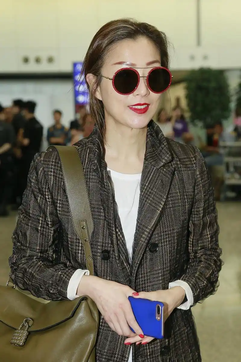 新浪娱乐讯 昨日,郑秀文在上海结束电影节活动返回香港.