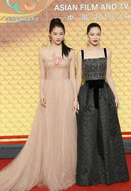 钟楚曦和关晓彤同框,即使身高矮了点,但也完全不输气质|礼服|长裙|深v
