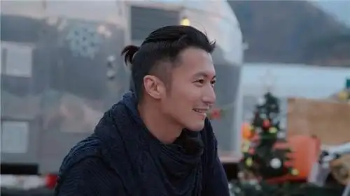 本期,最令人期待的当属周杰伦,谢霆锋富士山下的厨艺比拼.