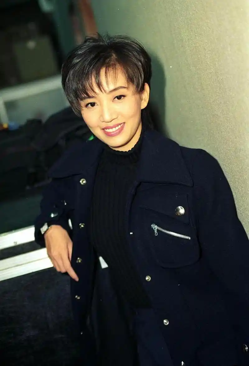 梅艳芳的故事确实充满了让人心痛的细节,她在家庭中所遭受的不公平