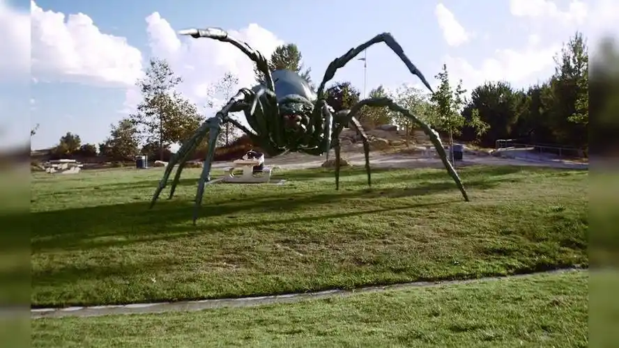 一只变异蜘蛛成精,竟然长得比坦克还大,皮糙肉厚枪都打不动