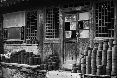 的自然侵蚀以及战争时期的人为破坏,灵水村很多古民居已经破烂不堪