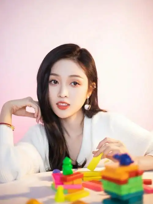 吴宣仪生日写真大片释出,简单清爽的白色针织衫搭配黑色牛仔裤,再以