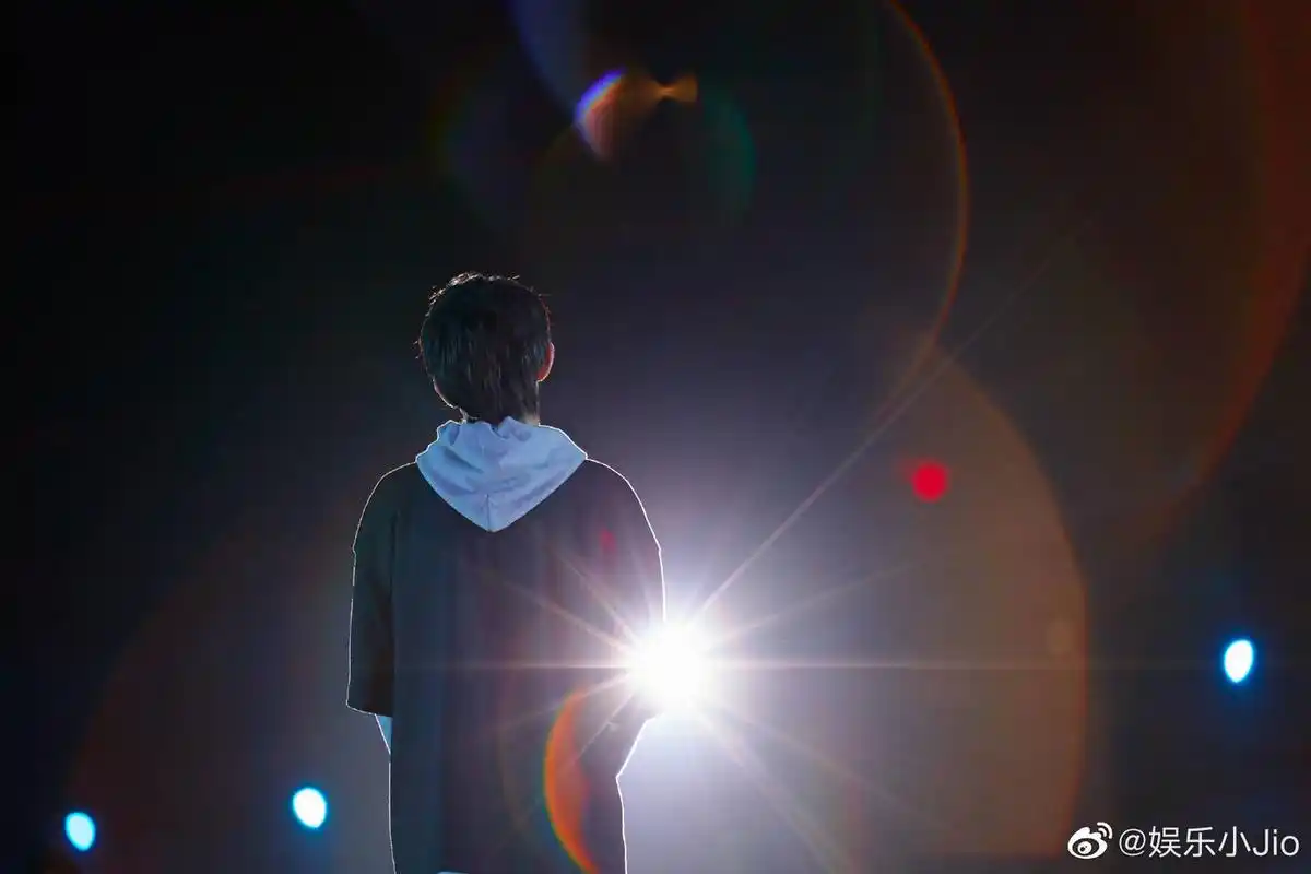 易烊千玺背影杀来袭超a大佬肩膀愈加宽厚