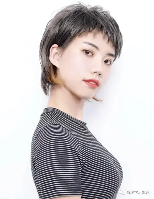 下面就有35款特别时尚的女生的短发发型供你参考,.一起来看看吧.