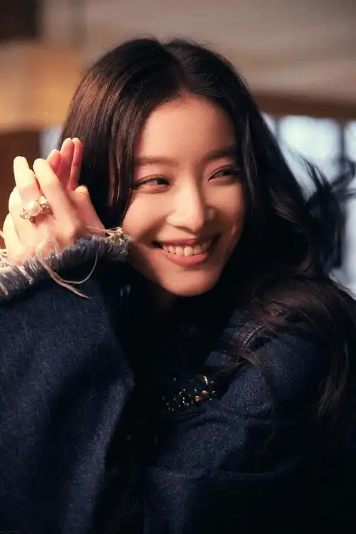 倪妮穿牛仔套装酷飒有型 卷发飘逸发丝飞舞 貌美撩人让人无法抗拒