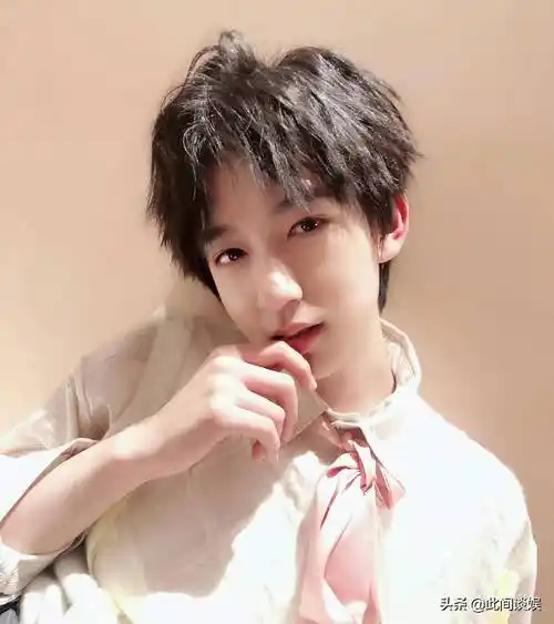 在这个表情包里,贺峻霖难得换了发型,变成了清爽的露额头发型,特别man