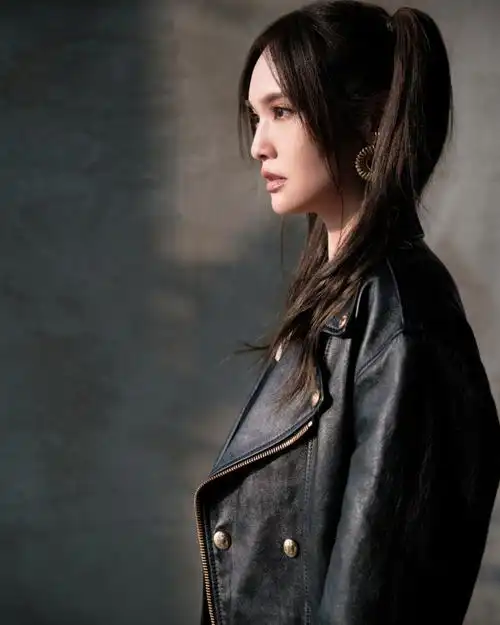杨丞琳扎双马尾穿皮衣 造型又甜又酷