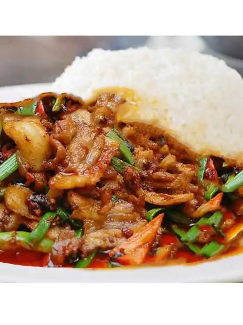 下饭神器来了经典川菜回锅肉白肉蒜苗豆瓣成就一口难忘的美味