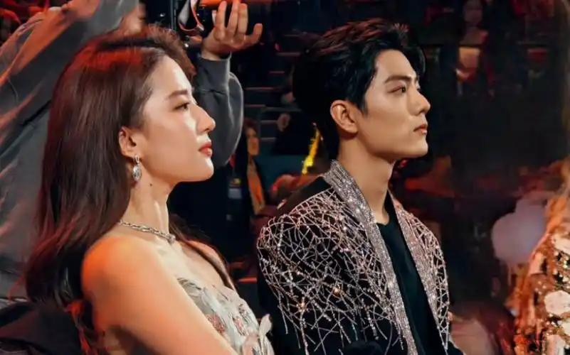 当初迷这刘亦菲肖战cp就是因为看了肖的蓝带广告跟刘迪奥晚会的视频